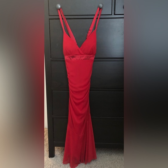 le chateau Dresses & Skirts - Red Dress 💃